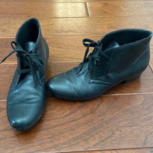 Munro Sloane black leather booties. 8N